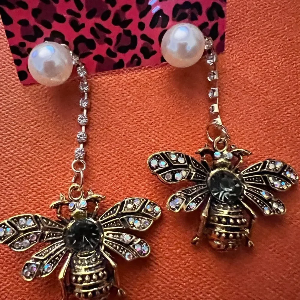 🐝 Betsey Johnson stunning & unique honey bee sparkling dangle earrings 🐝 - Picture 5 of 8